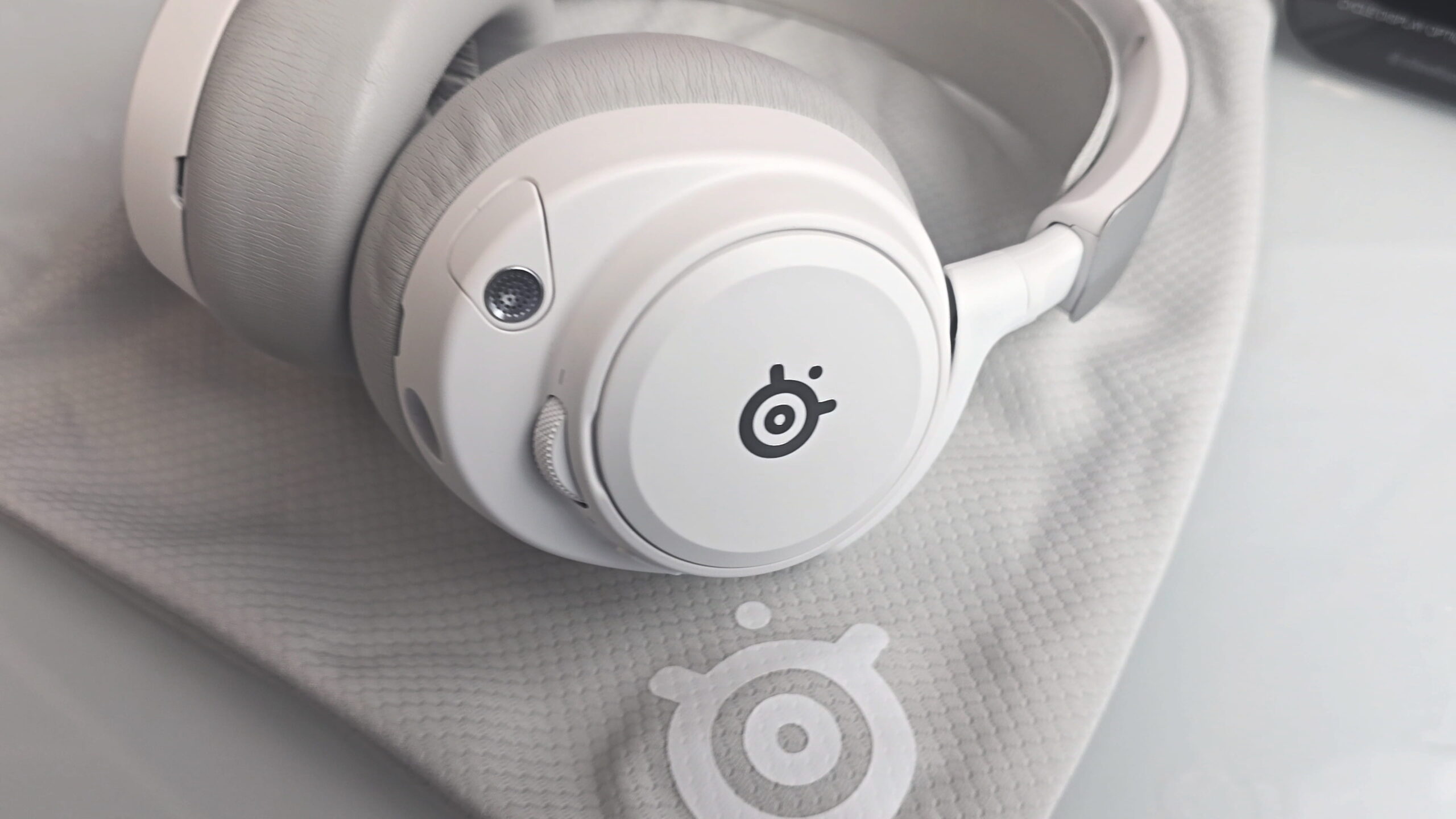 SteelSeries Arctis Nova Pro Omni im Test – Eines der komplettesten Gaming-Headsets überhaupt - PlayStationInfo